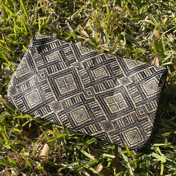 Geometric Patterned Clutch - Picture 4 of 6